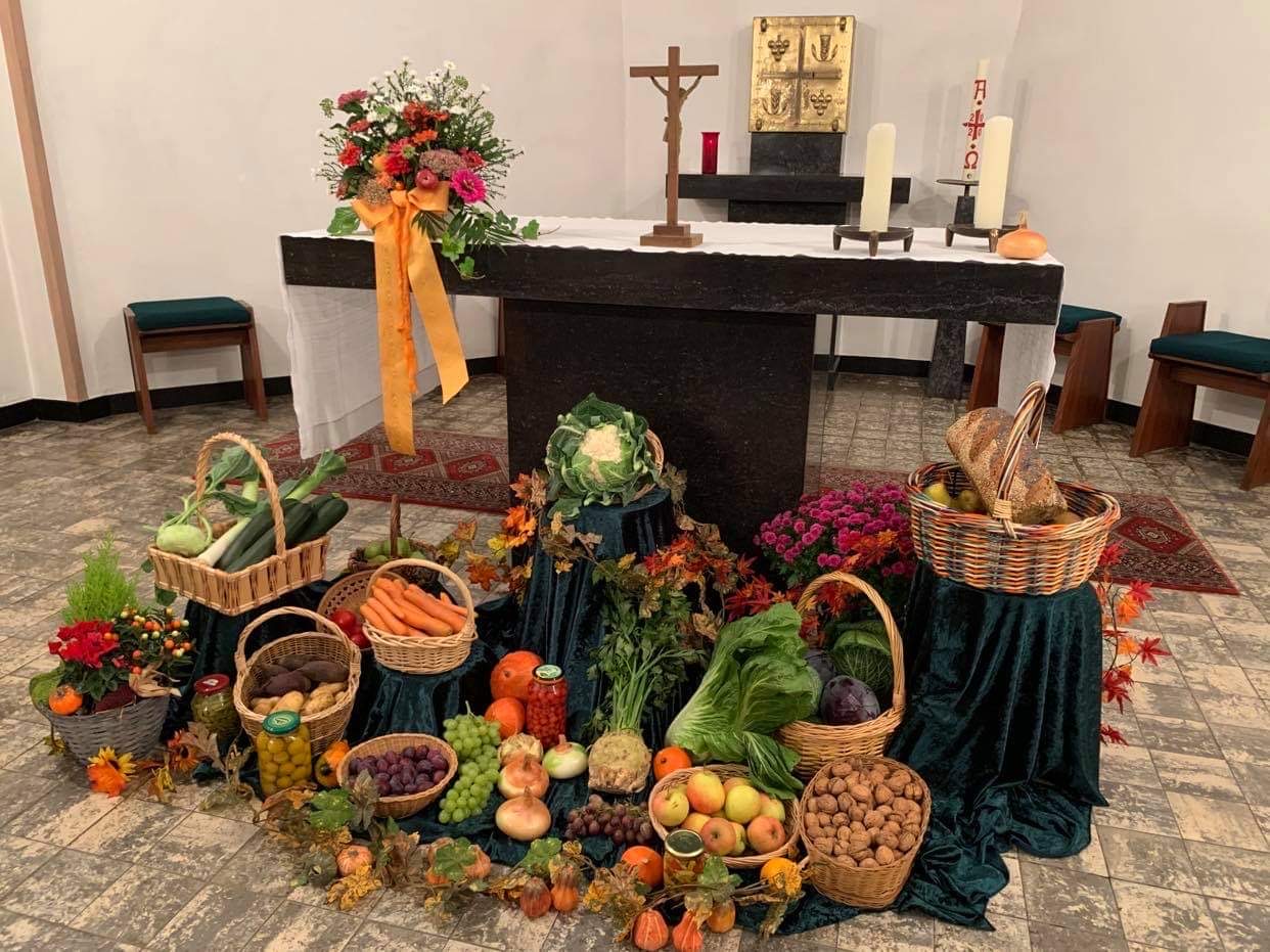 Auch der Altar in der Kapelle in Wollenberg wurde mit Erntedankgaben bedacht und geschmückt. (c) gdg steinfeld