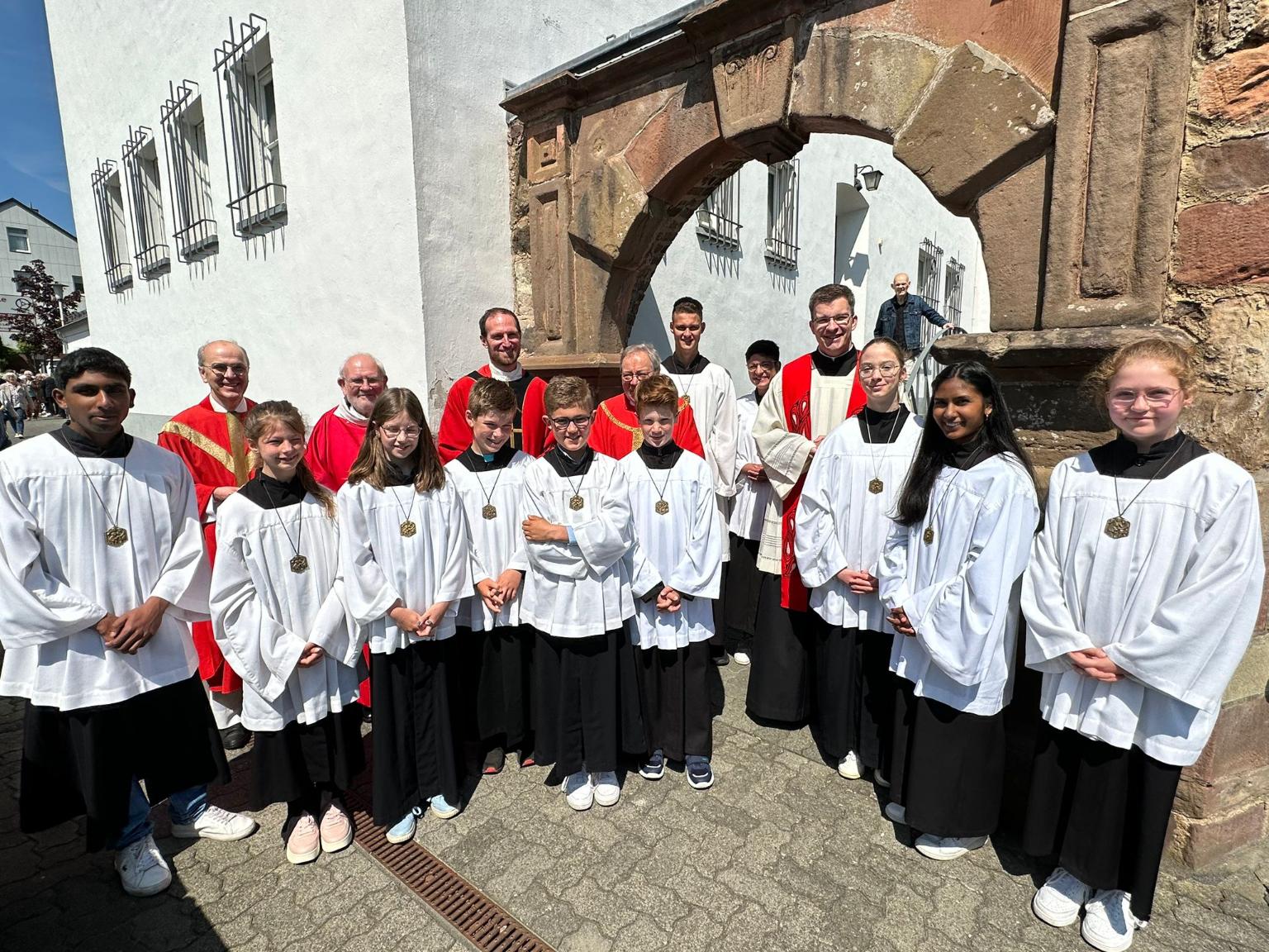 Gruppenfoto nach der Primiz (c) Wieslaw Kazcor